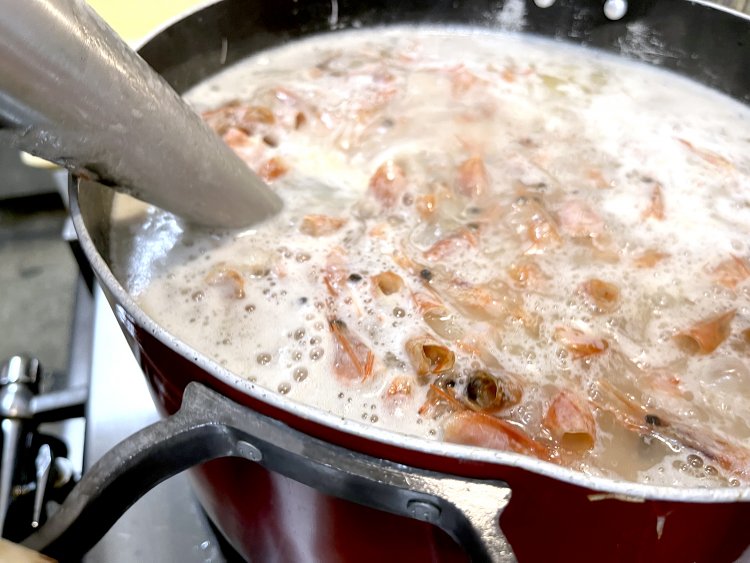 煮込んだ海老の頭をブレンダーで粉砕し、濃厚な海老のエキスを抽出。これを濾（こ）してサラサラのスープにする。