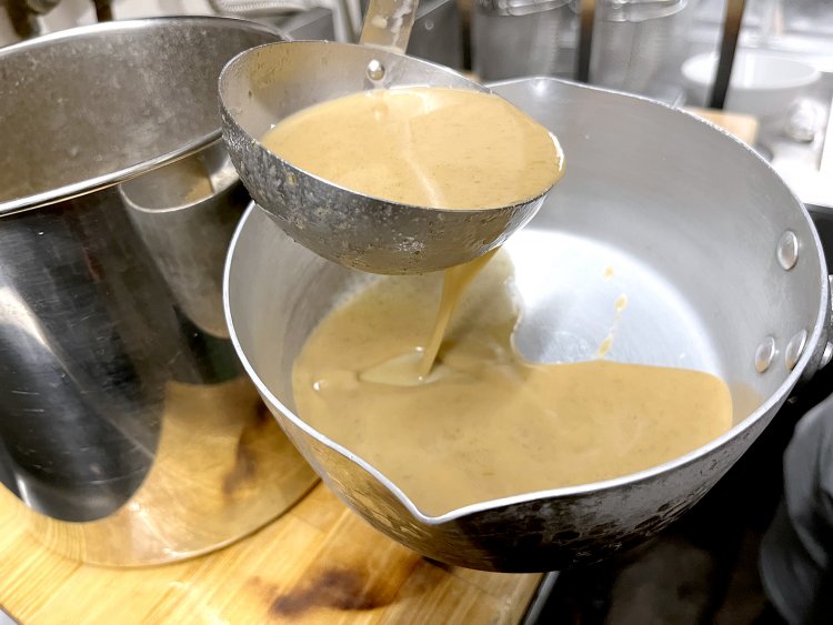 特製の合わせ味噌などを加え、ビスクのような濃厚海老スープになる。おたまですくった様子からもトロッと濃厚そうな感じだ。