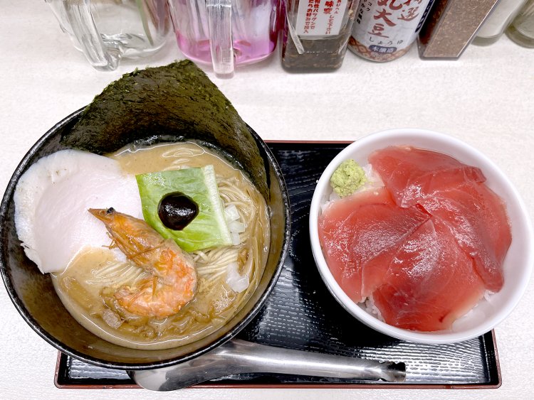 赤や緑、オレンジに茶色と色合いも食欲をそそる。ラーメンと丼が揃い、いよいよ実食〜。