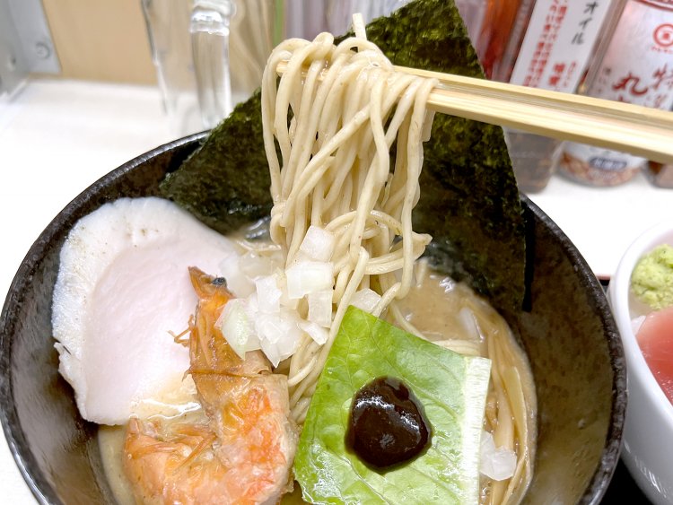 鶏胸肉を低温調理したハーブが香るチャーシューと、ほどよい酸味のバルサミコペースト。脱皮したてのソフトシェルシュリンプは頭から尾まで食べられる。