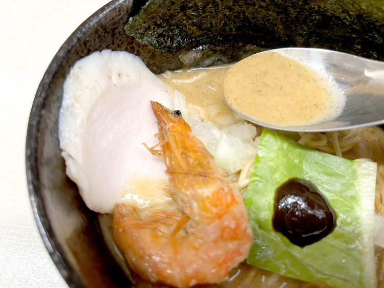 レンゲでスープをすくうと、エビの殻の粒子がわかる。海老づくしのスープだ。