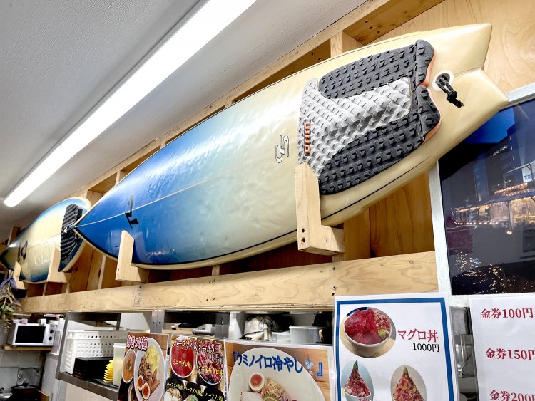 店内にはサーフボードが。てっきり岩井さんのものかと思ったら「自分はサーフィンやらないっす」とのこと。