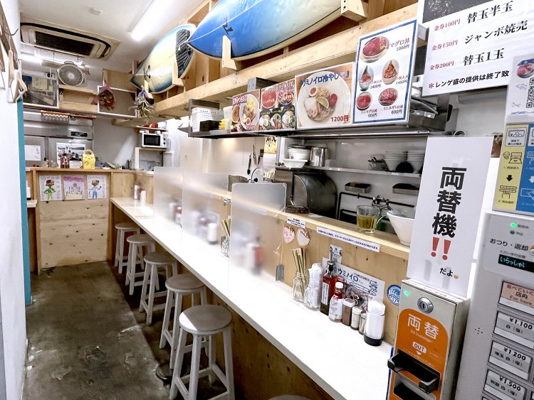 白を基調にした店内。客席はカウンターのみ。