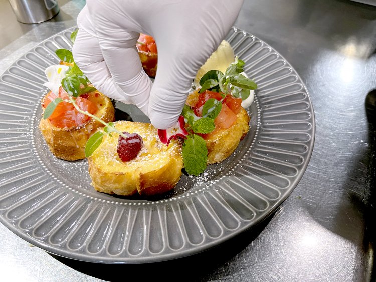 荒く刻んだイチゴとラズベリー、ピンクグレープフルーツ、洋梨、ハーブやエディブルフラワー（写真はトレニア）を飾る。