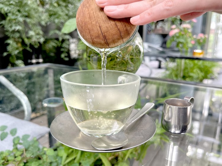 少し蒸らしてからカップに注ぐ。その瞬間、爽やかなハーブの香りがふわ〜。ポット提供なのでカップ2杯半ほど楽しめる。