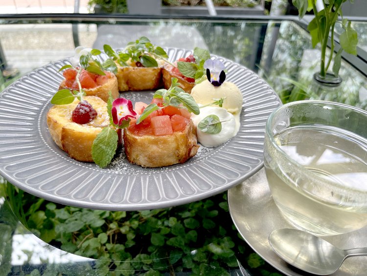 花かんむりのフレンチトースト1485円とフレッシュハーブティー935円。