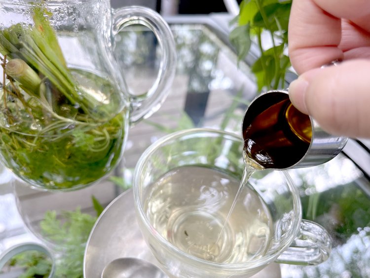 さわやかな香りのハーブティーにはやさしい甘さのはちみつがぴったり。