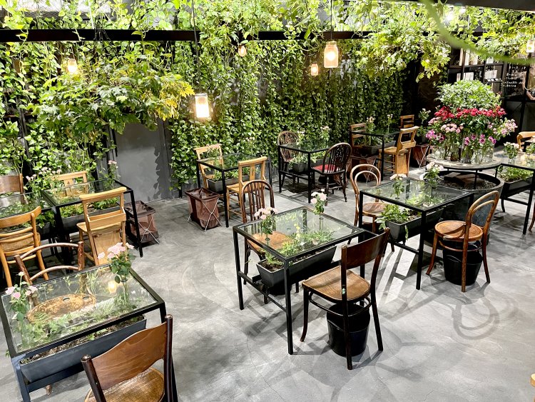 テーブルは温室の中の畝のように配置し、旬の花を飾る。