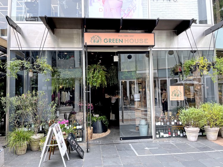 併設の『青山フラワーマーケット 南青山本店』でもさまざまな季節の花を購入できる。