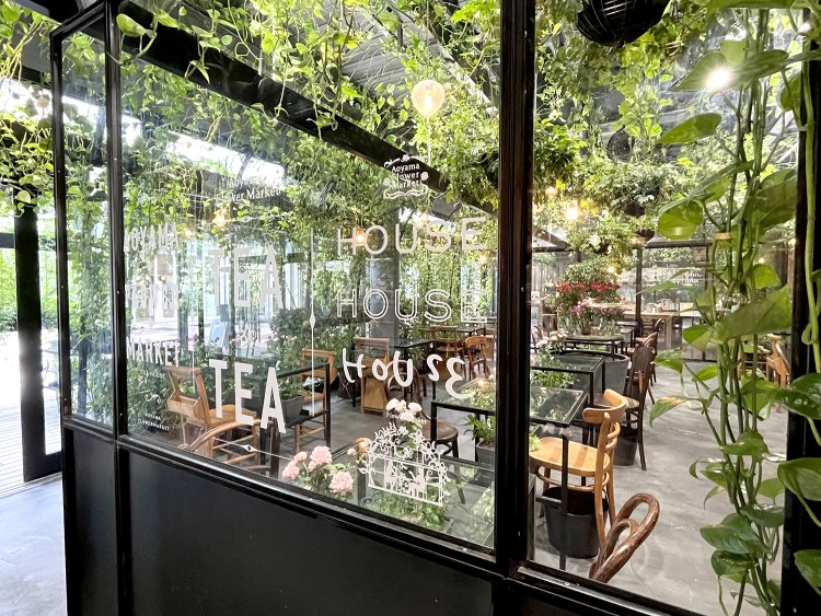 入り口も温室のよう。店内には月替わりの花が飾られ、取材当日はスプレーバラが飾られていた。