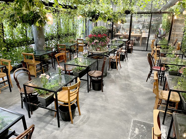 カフェの奥にはフラワースクールもある。店内では朝活やワイン会、フレグランスを作るワークショップなども開催。