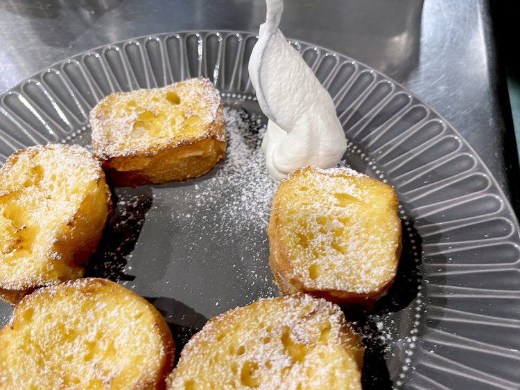 外はカリッ、中はじゅわ〜っなフレンチトースト。ほどよい甘さの生クリームがこれまたヨシ。