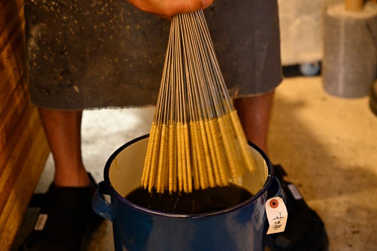 40～50℃の木蝋に灯芯を漬けて制作開始。