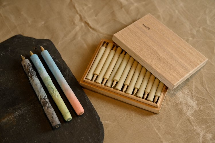 仏壇用28本桐箱3850円は寺澤さん作。絵蝋燭のグラデーション1本850円は櫨さん作。