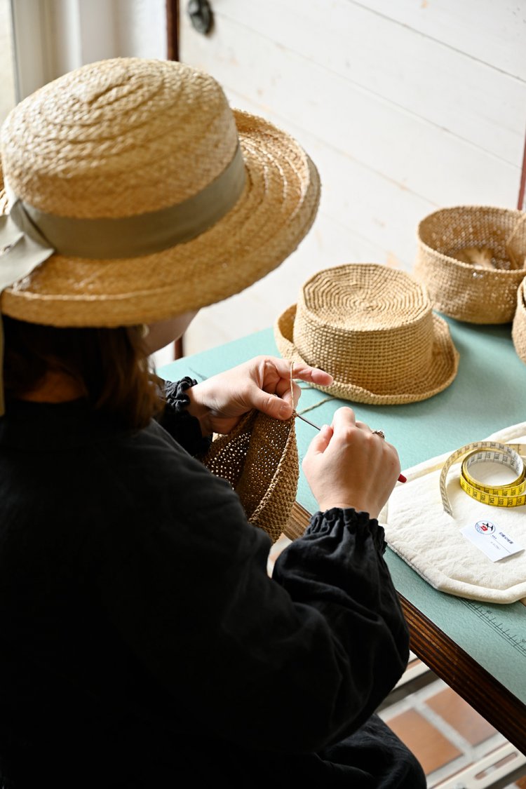 クマザサの手編み帽子はファン多し。