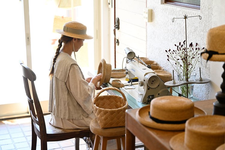 縫い担当の松村さんは小物を制作。