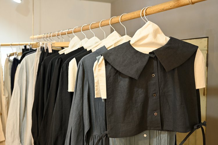 オリジナルデザインの服はユニセックスのシャツなども。