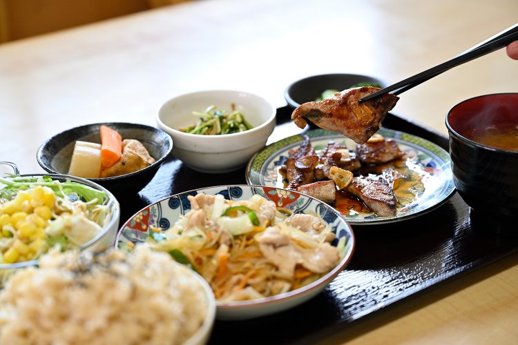 日替わり定食800円。この日はカツオのガーリックソテーと焼きビーフンだった。