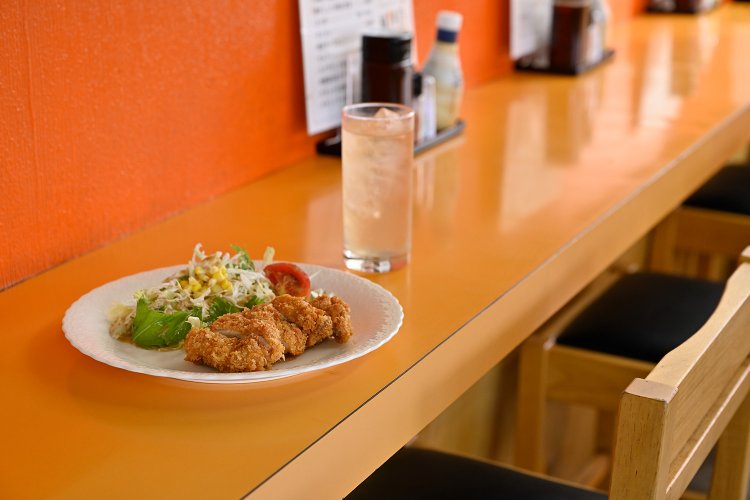 定食はすべて単品注文も可。チキンカツ単品350円はハイボール600円に合う！