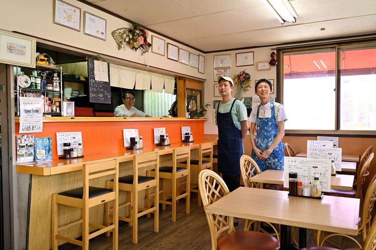 はにかみ屋の西郷さん（奥）を支えるスタッフは、右から玉美さん、一真くん。「米は近くの田んぼで採れた川越産！」