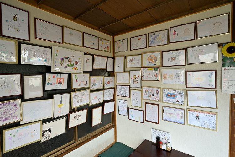 壁という壁をにぎわす子供アート。作者は子供客で、時折新作に入れ替わる。