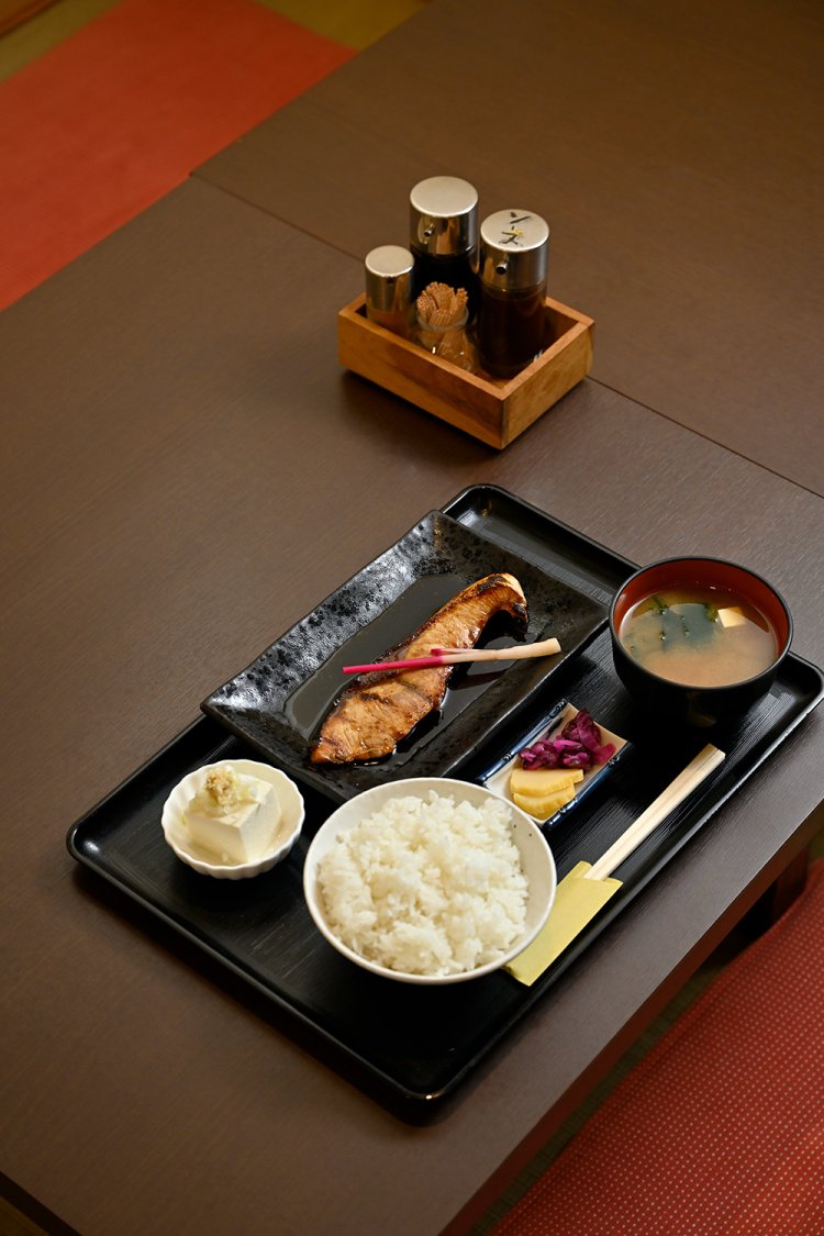 ブリ定食1210円は、創業以来、継ぎ足し続ける秘伝のタレが魔性。リピ確実！