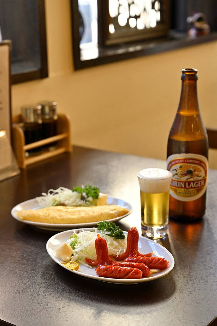 左党定番の肴はウインナー焼きと卵焼き各385円。キリンラガー中瓶693円と。