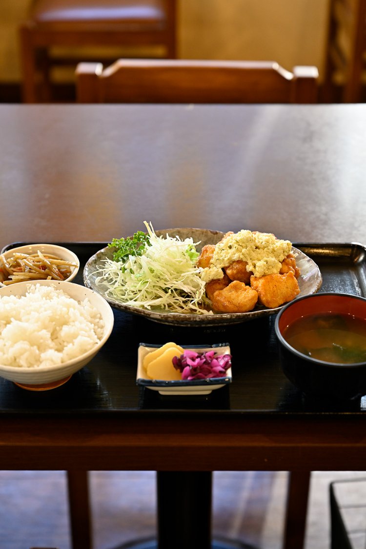 胸肉使用のチキン南蛮定食1045円は自家製タルタル付き。思いのほか、さっぱり味。