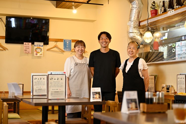 朗らかに切り盛りする2代目山田夫妻と姉。常連客の好き嫌いも把握済みだ。「晩酌にいいコエドビールや地酒もあります」