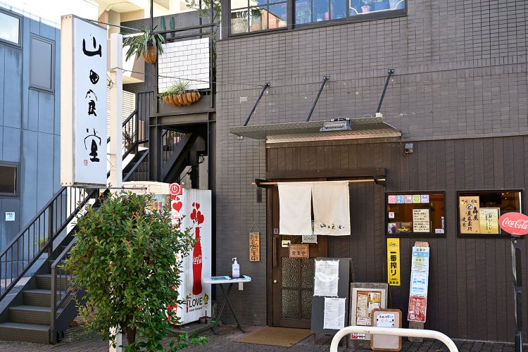 はじめは路面で、ビルの建て替え後は2階に、そして2013年より1階に移転。