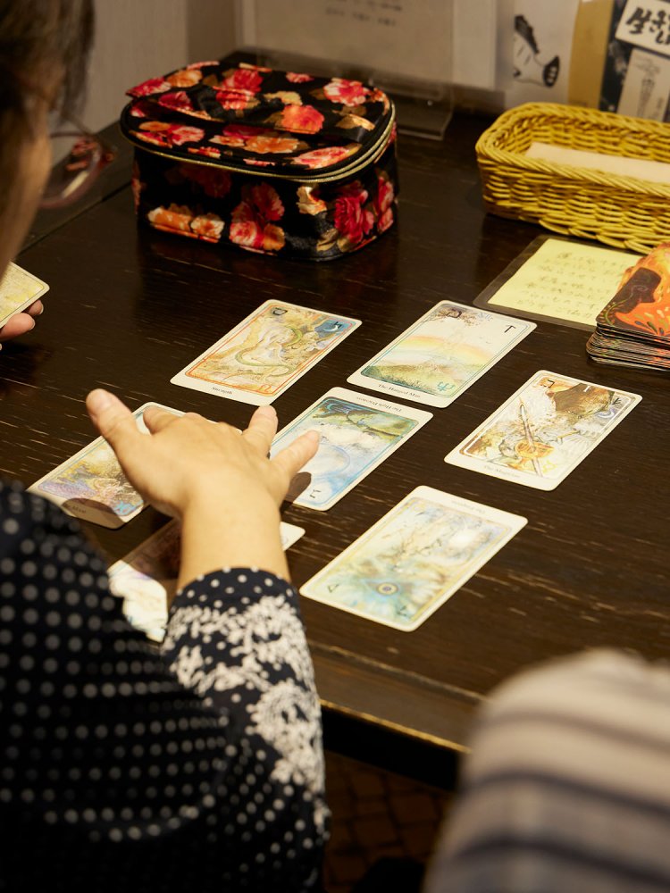 第1金曜14:00～17:00はゆきのいずみさんのオラクル＆タロット占い。500円～。