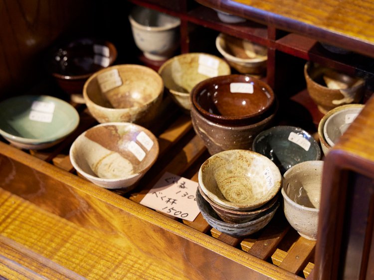 ひろみさんの作品を戸棚で販売。素朴な風合いで、使うほどに味わいが増すものばかり。