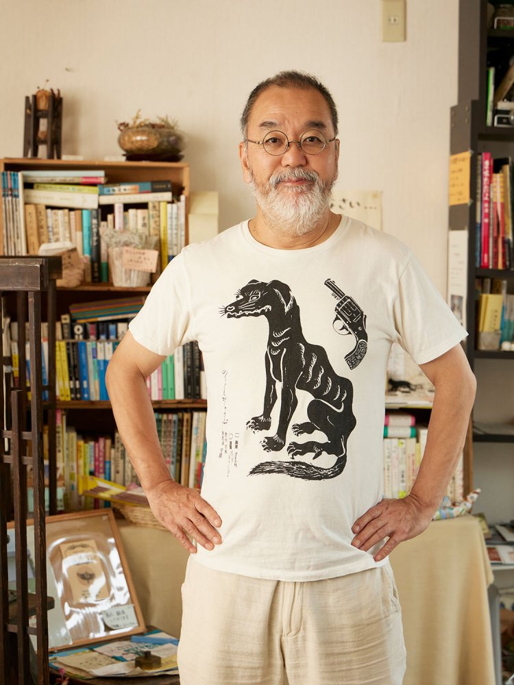 蔵書は勝己さんの私物。「いいラインナップでしょ。時折、入れ替えてます。常連客主催の映画夜話もおすすめです」。