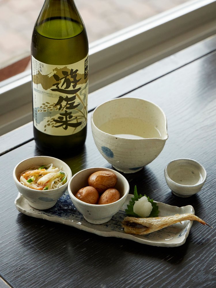 おまかせ3点盛り500円で地酒を呑む人は少なくない。山形の遊佐来750円と。