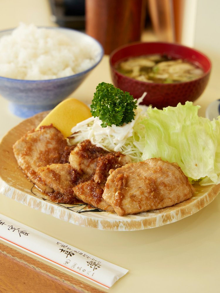 ロース4枚の生姜焼定食770円。焼き上がる前に追いショウガし、香りが魅惑的。