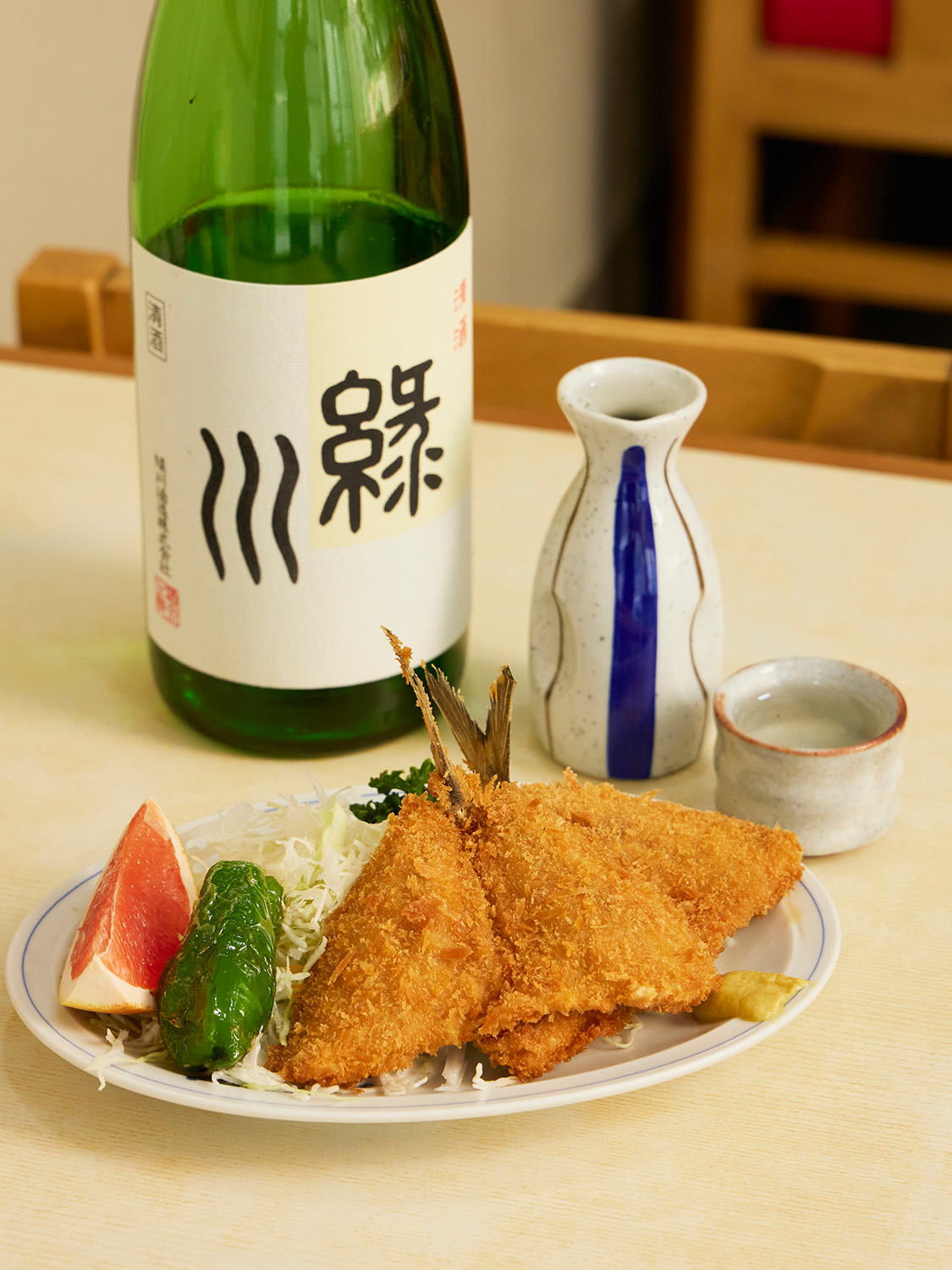 緑川490円は、和子さんの郷里・新潟の地酒。アジフライ620円とドンピシャ！