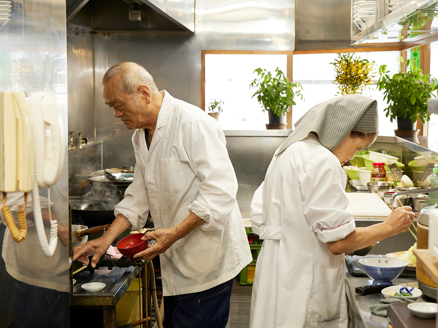 久芳さんが鍋、和子さんが盛り付け担当だが、夫婦揃って料理人。連携プレーが見事だ。