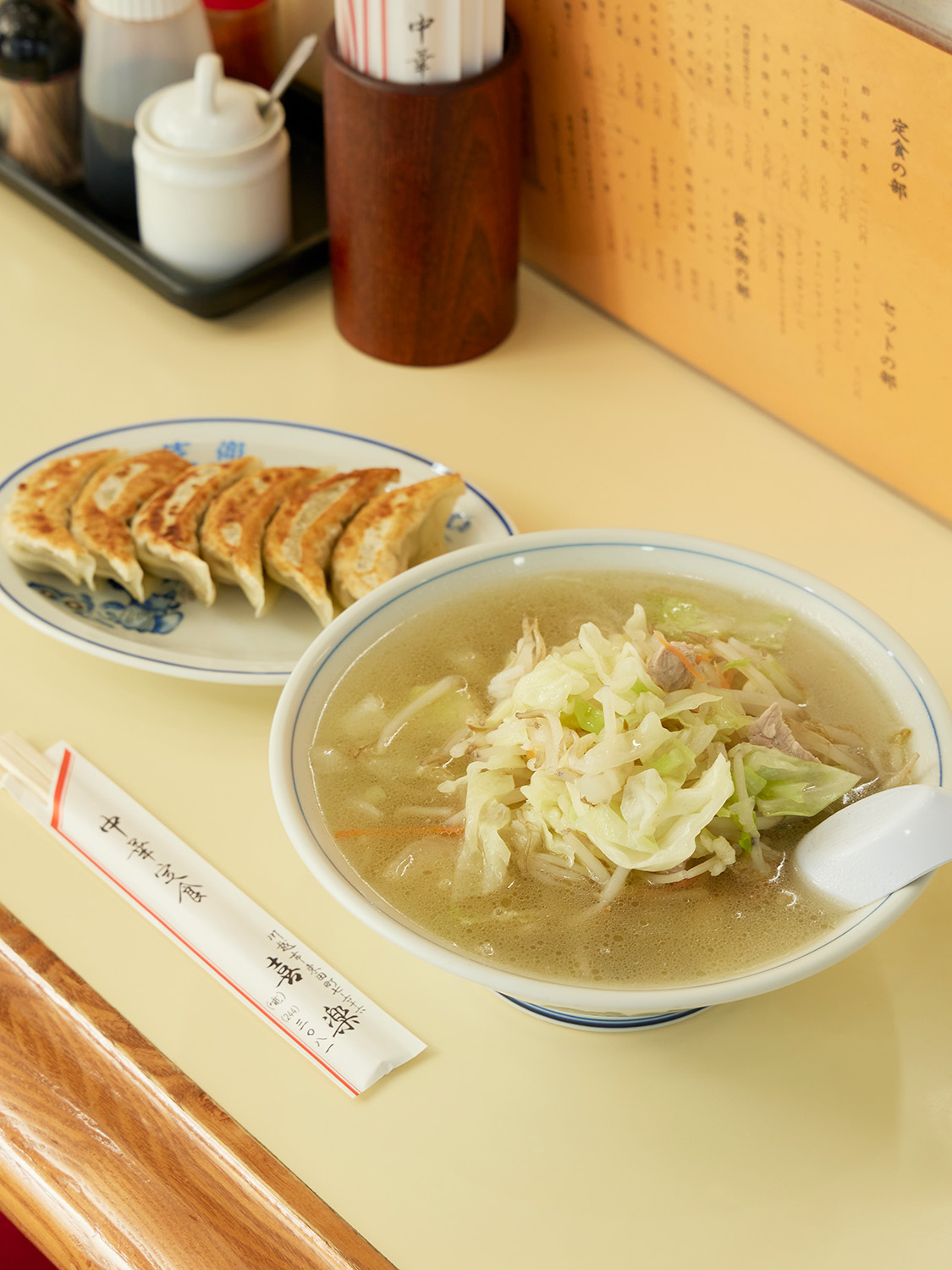 澄んだスープが染み入るタンメン690円と、餃子410円。これぞ、王道の味！