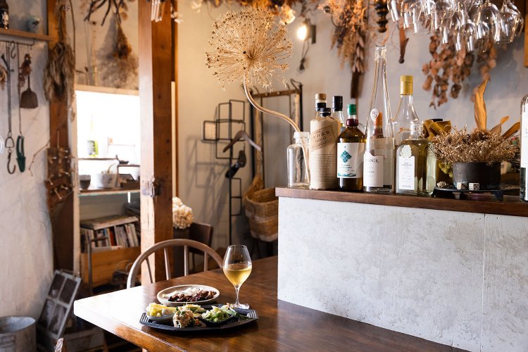 野菜たっぷりのあての5点盛り800円にカマンベール自家製セミドライフルーツ670円。北海道「10R」グラス890円。