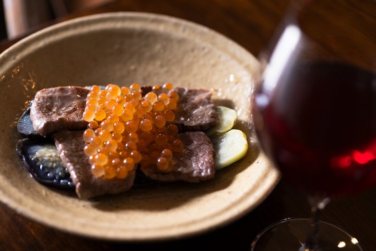 ナスと味わう自家製新物だし漬けいくら和牛炙り780円に山梨「共栄堂」の淡赤780円。