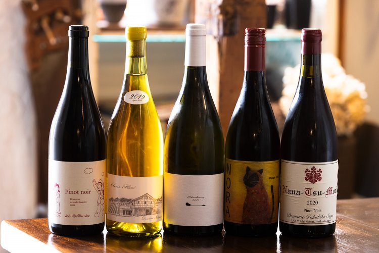 ワインの8割が日本ワイン。「ドメーヌ・タカヒコ」や「農楽蔵」など希少銘柄も。