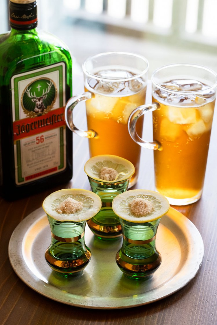 口の中で作るカクテル・ニコラシカ（手前）にイエガーマイスターのソーダ割各500円など世界のお酒も提供。