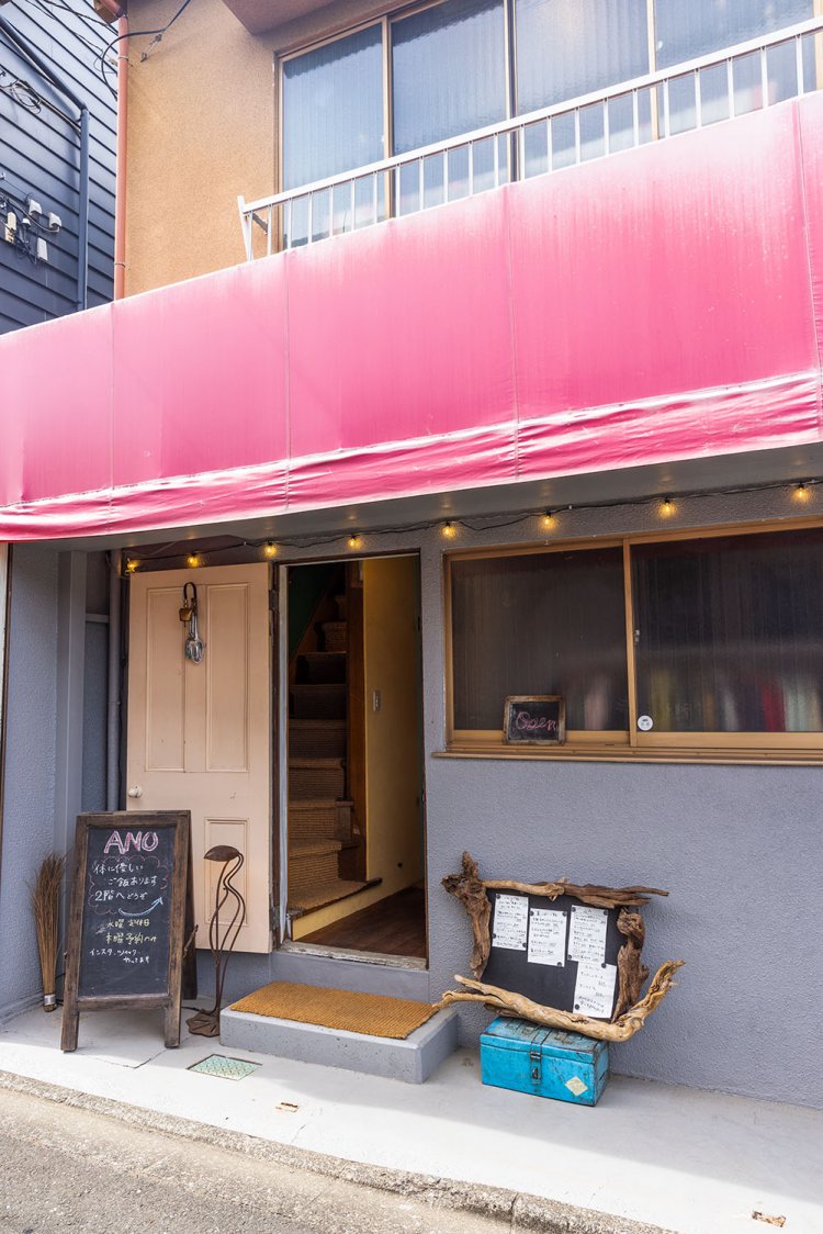 元薬局だった建物の2階をDIYし、ロッジ風の開放感ある店内に。