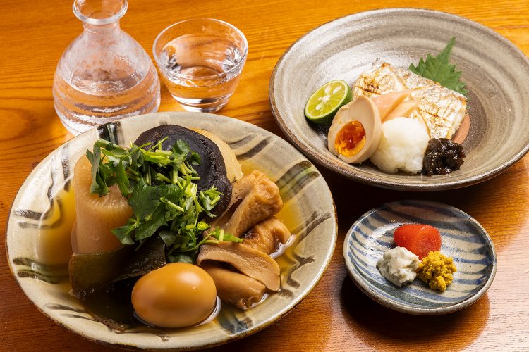 おでんには明太子と山葵漬けの薬味が付く。奥はタチウオの塩焼き。