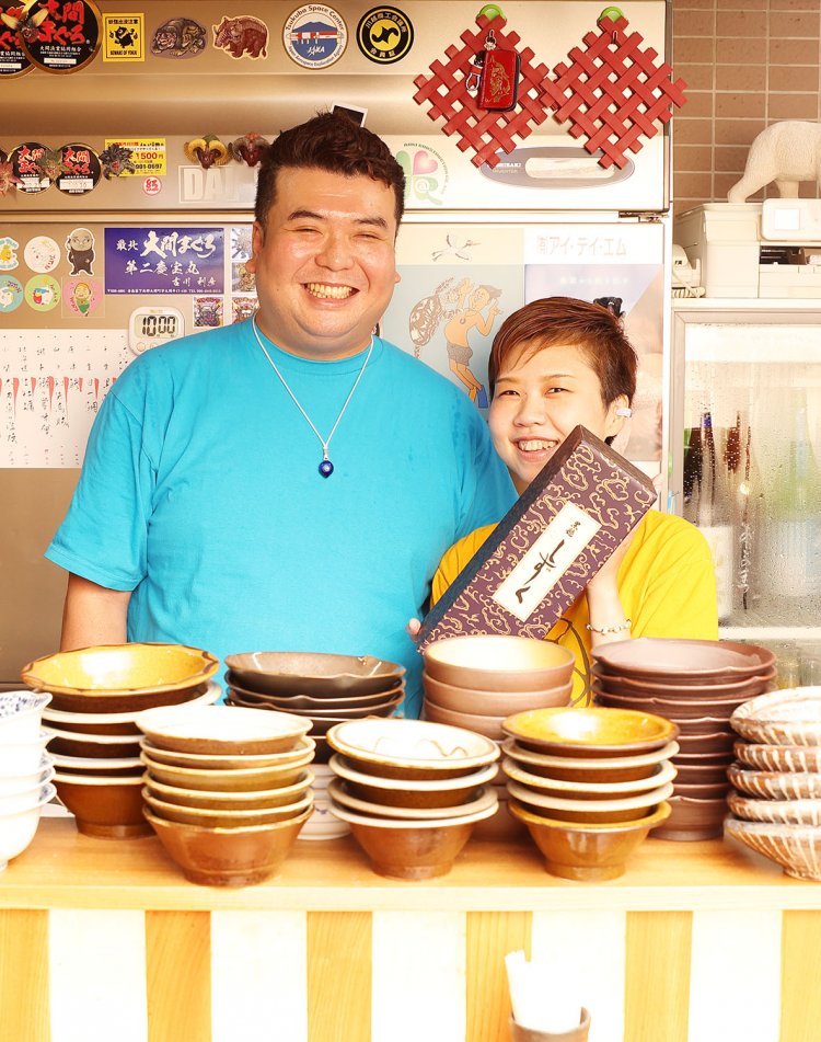 妻の里美さんと二人三脚で営む。