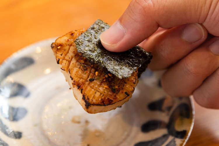 熱々でいただくタイラガイの磯辺焼き。