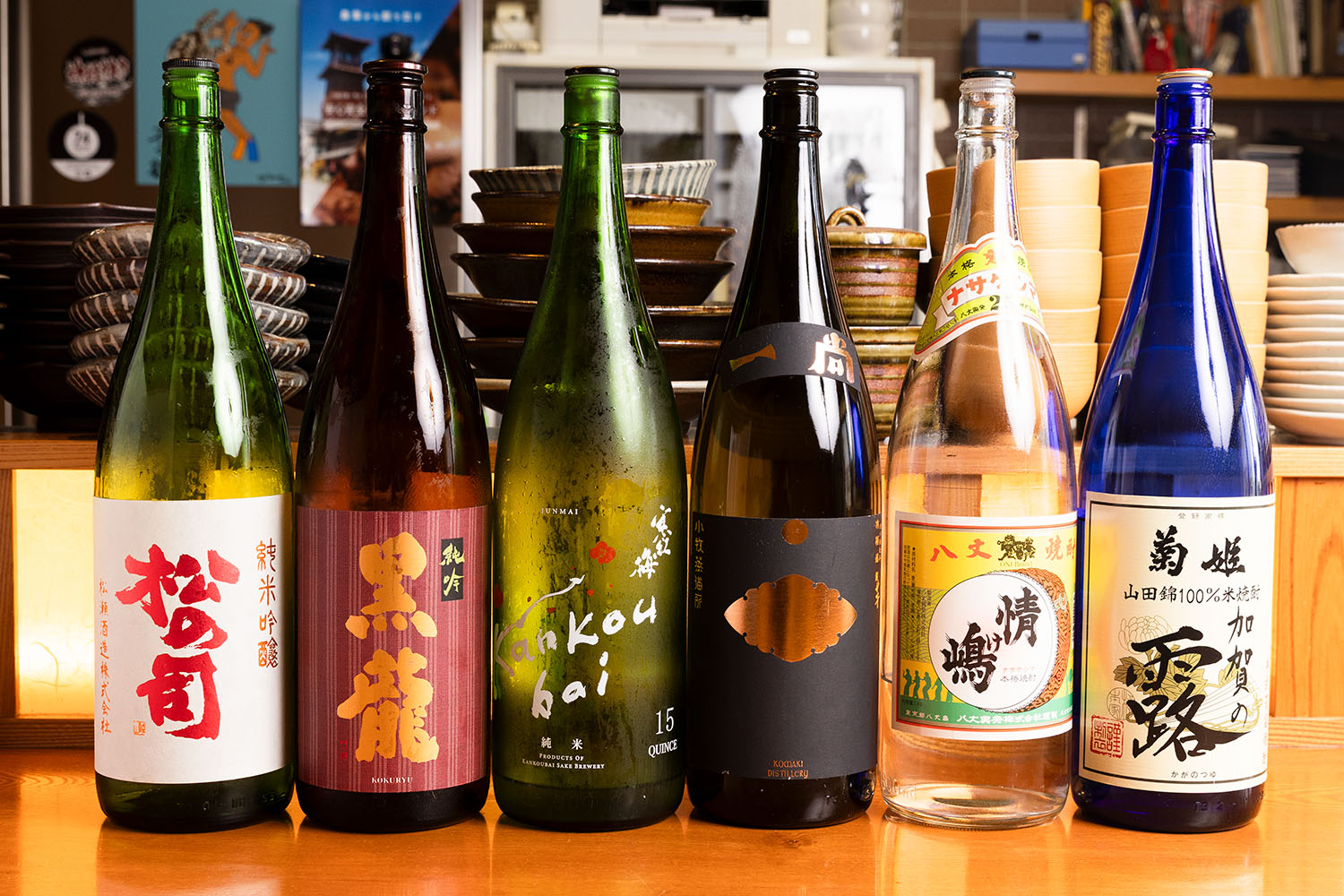 日本酒は120㎖ 660円〜。八丈島の麦焼酎「情け嶋」一杯600円も人気。