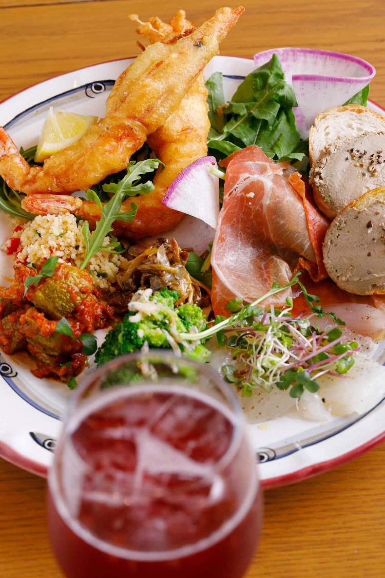 多彩なおまかせ前菜2人前3520円～。