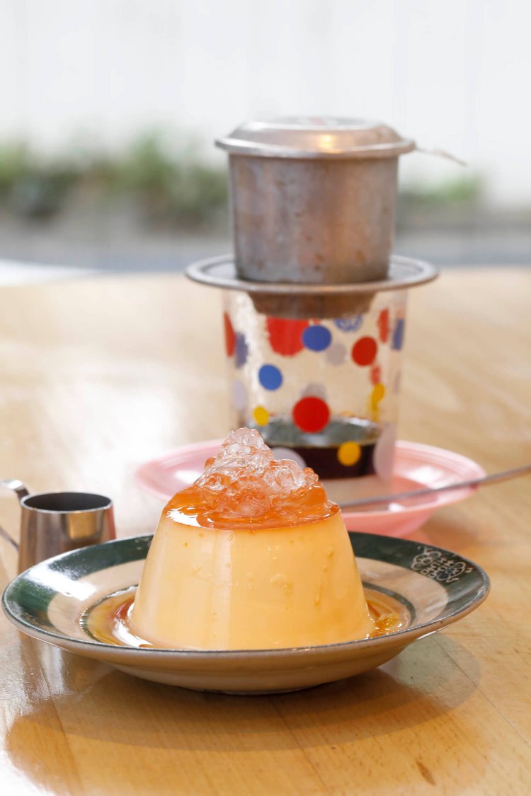 定番のベトナムコーヒー500円とプリン450円。