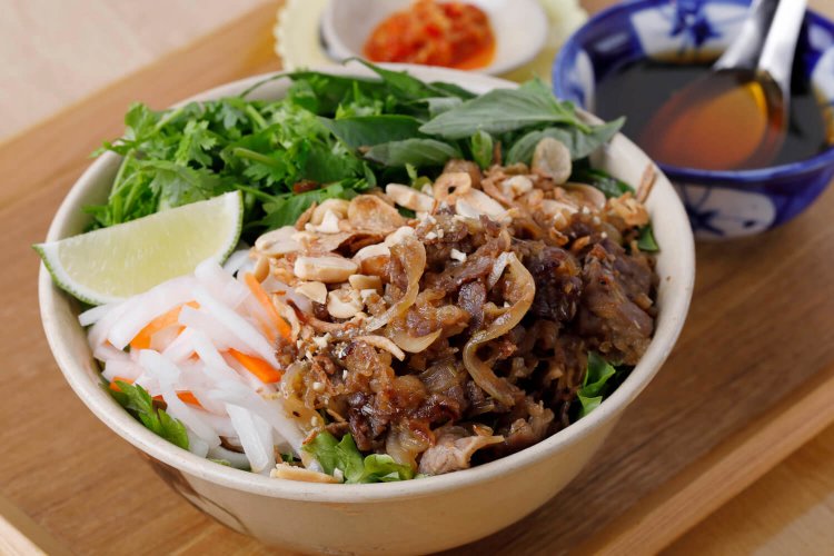 落花生が隠し味、牛焼き肉のせ混ぜ麺1300円は定番の美味。